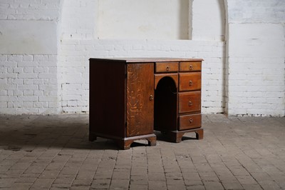 Lot 147 - An oak kneehole desk