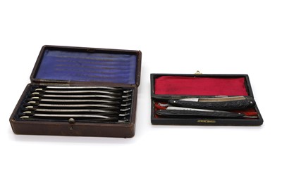 Lot 320 - A cased set of Victorian seven-day razors