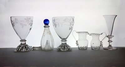 Lot 312 - A group of glass items