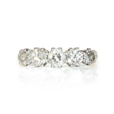 Lot 266 - A diamond five stone ring