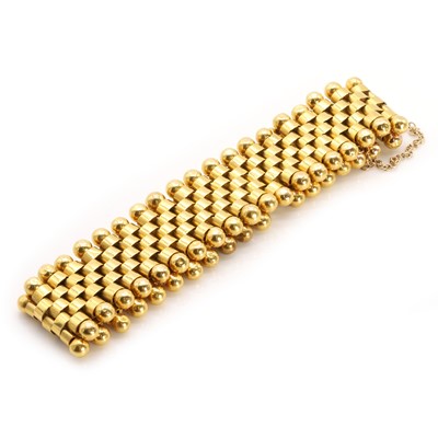 Lot 472 - A gold brick link bracelet