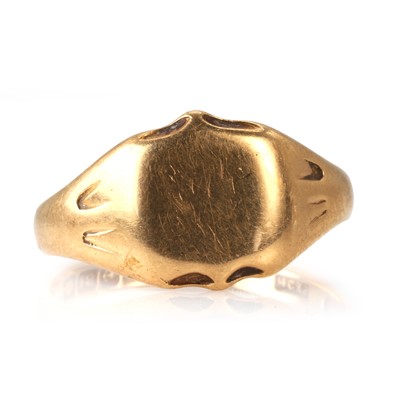 Lot 512 - An 18ct gold signet ring