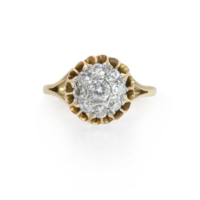 Lot 29 - An old cut diamond circular cluster ring