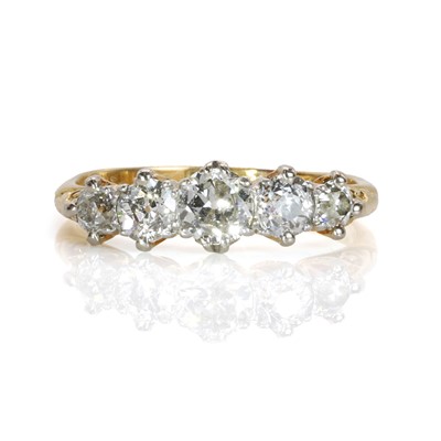 Lot 264 - A diamond five stone ring