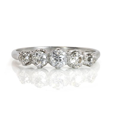 Lot 192 - A platinum and diamond five stone ring