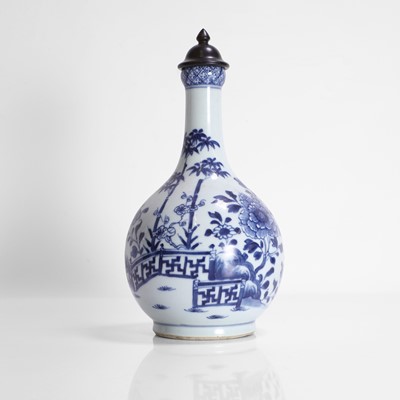 Lot 413 - A Chinese blue and white vase