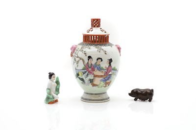 Lot 147 - A Chinese porcelain snuff bottle