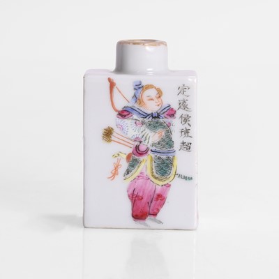 Lot 180 - A Chinese famille rose snuff bottle