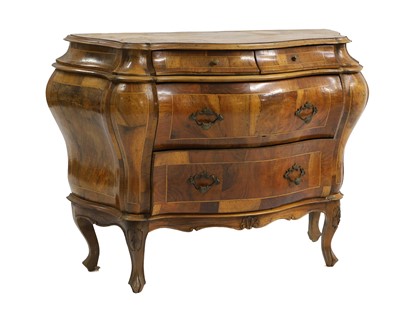 Lot 651 - An Italian walnut commode