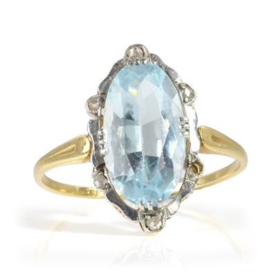 Lot 194 - An aquamarine ring