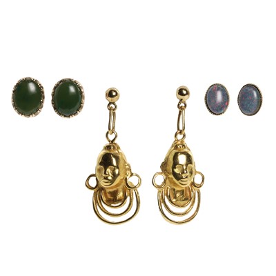 Lot 343 - A small group of stud earrings