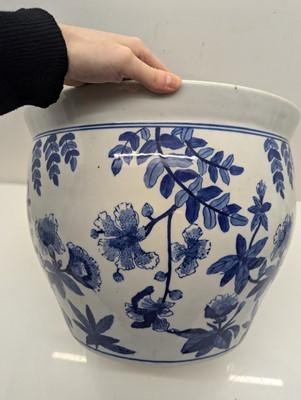 Lot 183 - A blue and white fish bowl