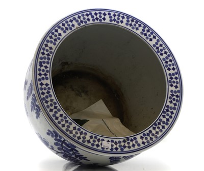 Lot 183 - A blue and white fish bowl