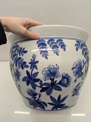 Lot 183 - A blue and white fish bowl