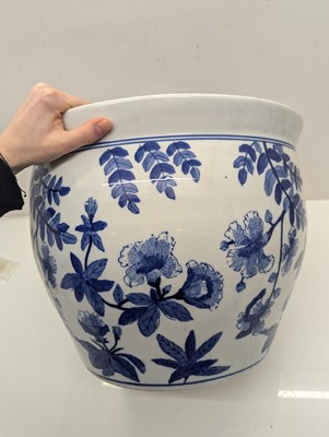 Lot 183 - A blue and white fish bowl