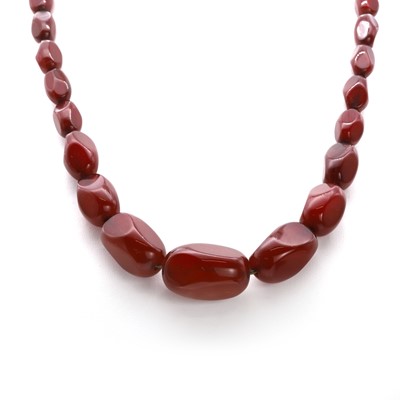 Lot 248 - A single row graduated bakelite bead necklace