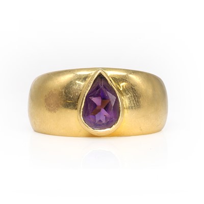 Lot 137 - An amethyst single stone ring