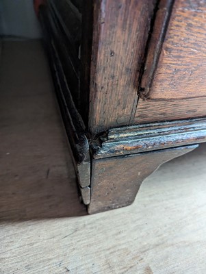 Lot 539 - An oak dresser base