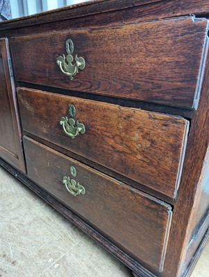 Lot 539 - An oak dresser base