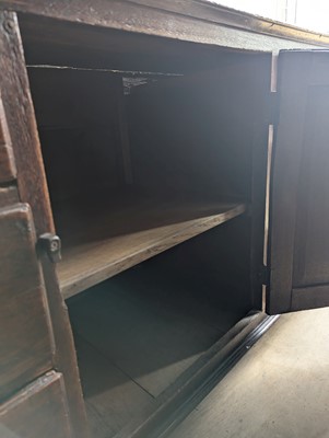 Lot 539 - An oak dresser base