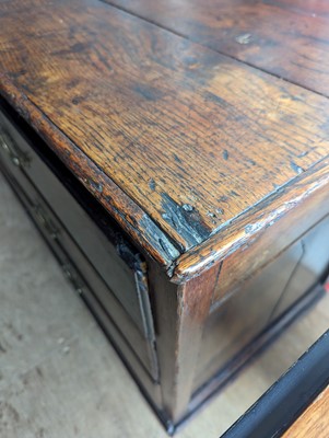 Lot 539 - An oak dresser base