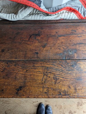 Lot 539 - An oak dresser base