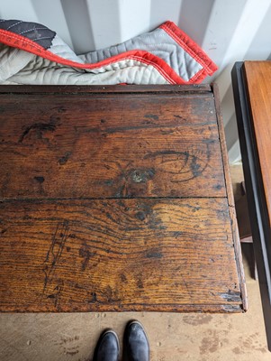 Lot 539 - An oak dresser base