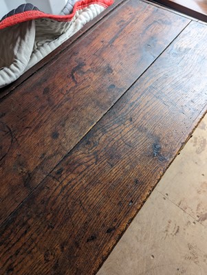 Lot 539 - An oak dresser base