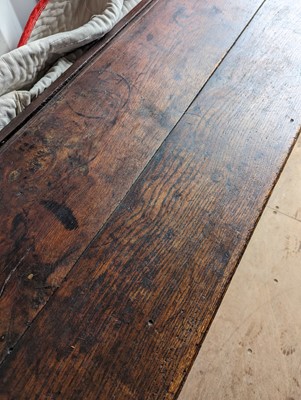 Lot 539 - An oak dresser base