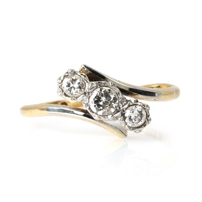 Lot 140 - A diamond three stone crossover ring