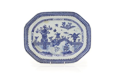 Lot 117 - A Chinese export blue and white meat plate