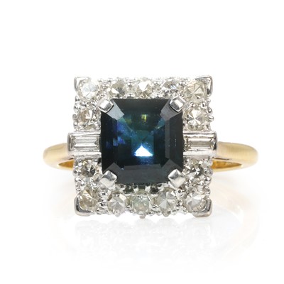 Lot 176 - A sapphire and diamond cluster ring