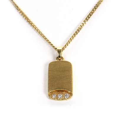 Lot 134 - An 18ct gold diamond pendant