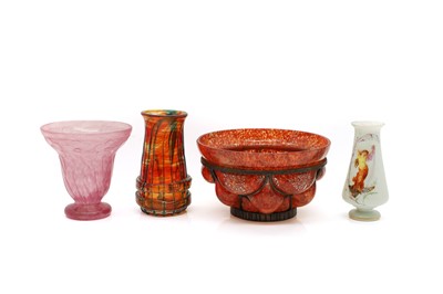 Lot 267 - A collection of glass items