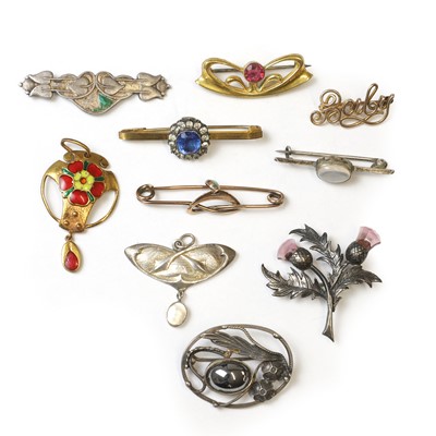 Lot 426 - A collection of early 20th Century brooches and pendants