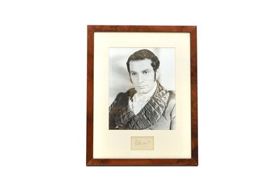 Lot 178 - A signed photograph of Sir Laurence Olivier