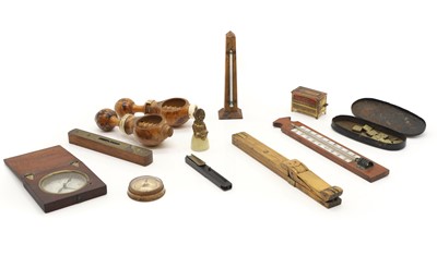 Lot 304 - A collection of treen items