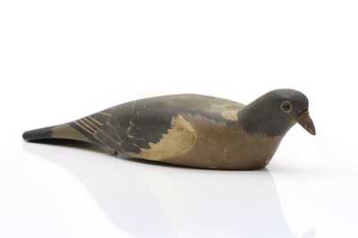 Lot 382 - A carved wood pigeon decoy