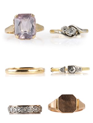 Lot 351 - A group of rings