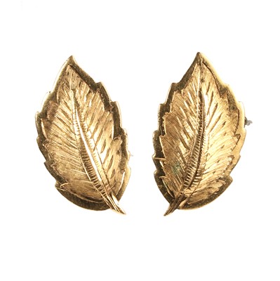 Lot 161 - A pair of gold clip earrings