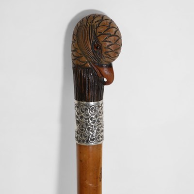 Lot 483 - An Edwardian fruitwood walking stick