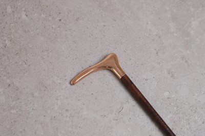 Lot 659 - An Edwardian gold-handled riding crop