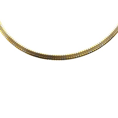 Lot 102 - An 18ct gold tricolour necklace