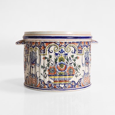 Lot 256 - A delft pot