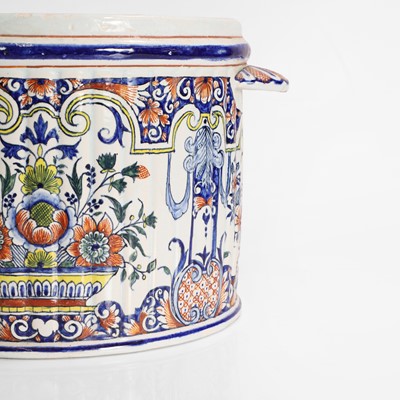Lot 256 - A delft pot