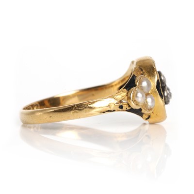 Lot 11 - A Victorian 18ct gold mourning ring