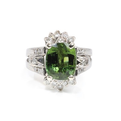 Lot 152 - A green sapphire and diamond ring