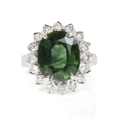 Lot 153 - A green sapphire and diamond oval cluster ring