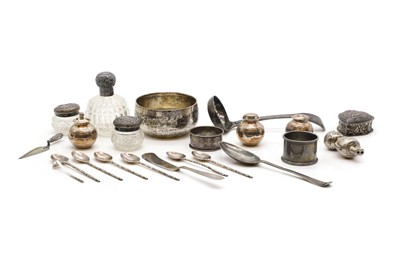 Lot 51 - A collection of silver items