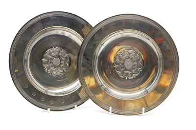Lot 15 - A pair of Silver Jubilee 'Tudor Rose' dishes